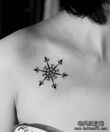 女生胸前唯美的雪花纹身图案