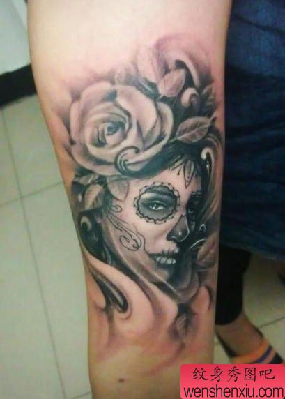 手臂一幅亡灵妆美女纹身图案
