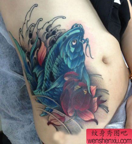 美女腹部漂亮的彩色鲤鱼纹身图案