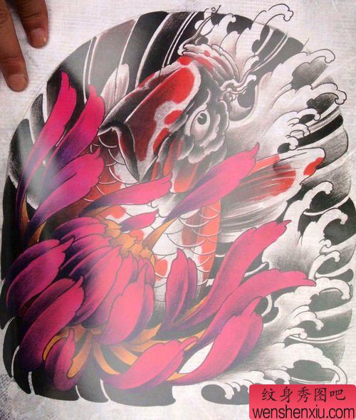 适合纹大臂的鲤鱼与菊花纹身图案