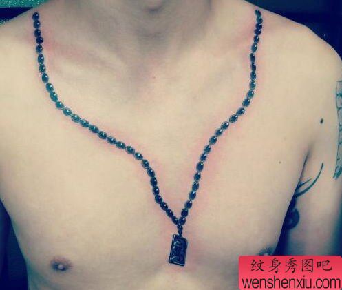 男性胸前一幅项链纹身图案