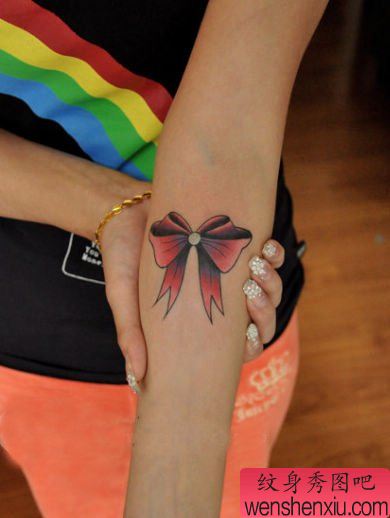 女孩子手臂唯美流行是蝴蝶结纹身图案