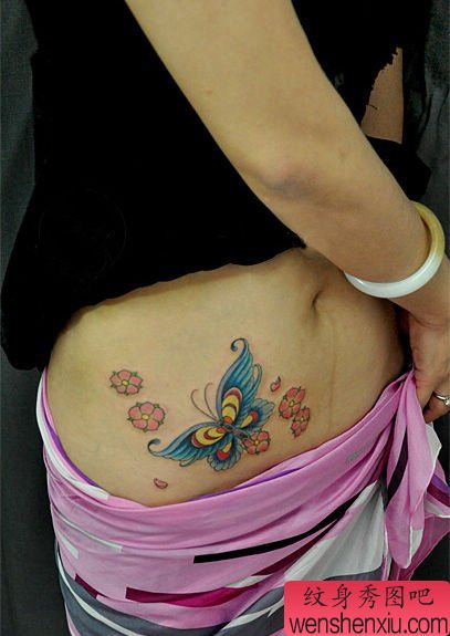 美女腹部漂亮的彩色蝴蝶与樱花纹身图案