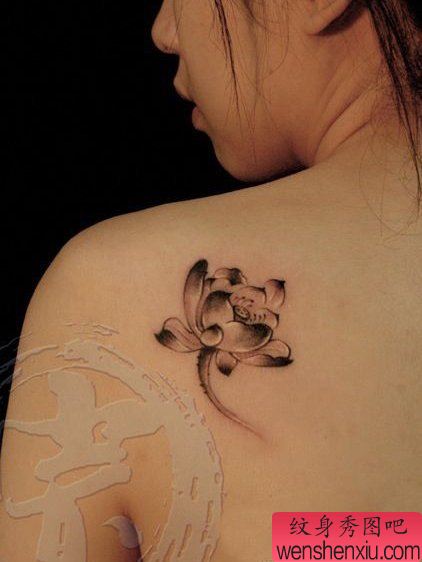 美女肩背好看时尚的水墨莲花纹身图案