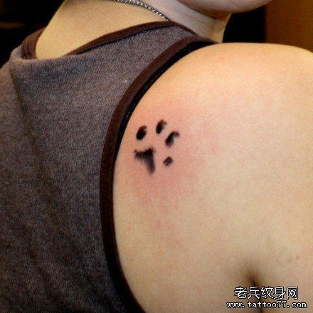 女生肩背小巧的小爪子纹身图案