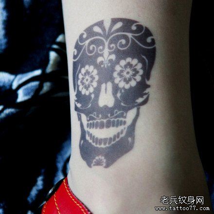女孩子腿部漂亮的图腾骷髅纹身图案