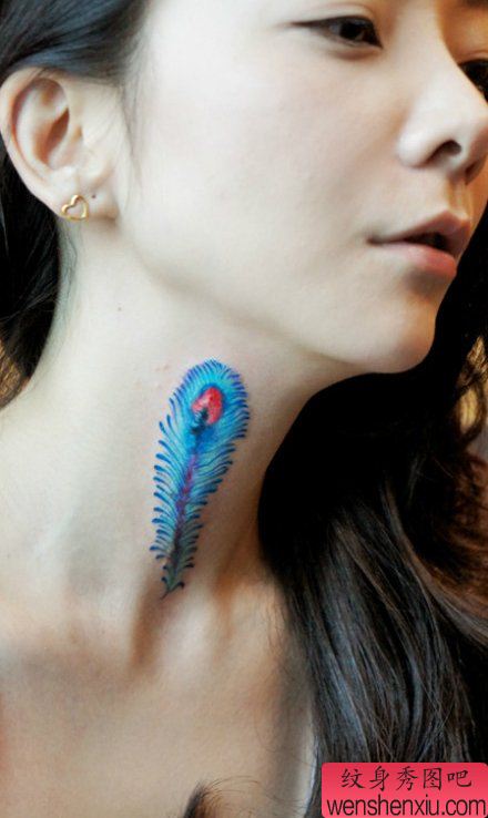 美女脖子处彩色羽毛纹身图案