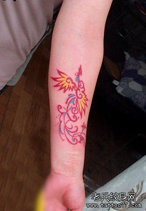 美女手臂彩色图腾凤凰纹身图案