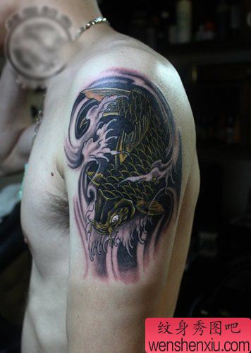 男性手臂好看的黑灰鲤鱼纹身图案