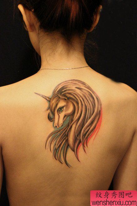 美女背部经典的黑灰独角兽纹身图案