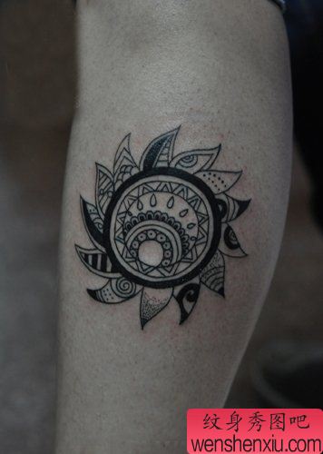 腿部好看的一幅图腾太阳纹身图案