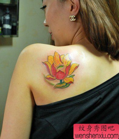 美女肩背漂亮的彩色莲花纹身图案