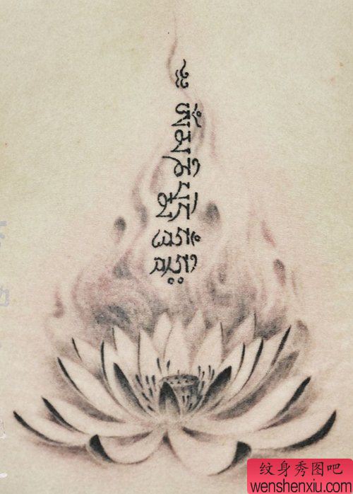 一幅漂亮的黑灰莲花与梵文纹身图案