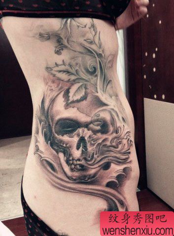 美女侧腰超酷的黑灰骷髅纹身图案