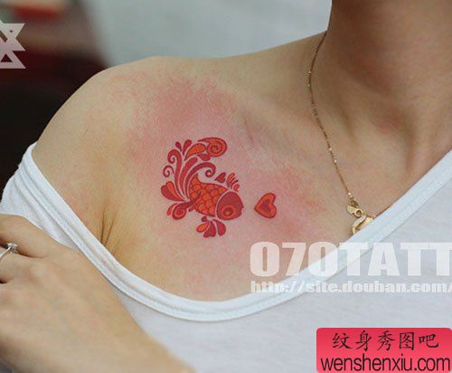 女孩子锁骨处彩色图腾小鱼纹身图案