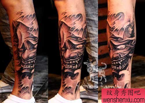 腿部很经典的黑灰般若纹身图案