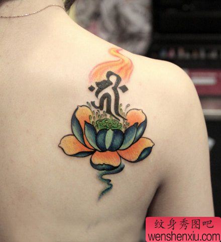 女孩子肩背漂亮的彩色莲花纹身图案