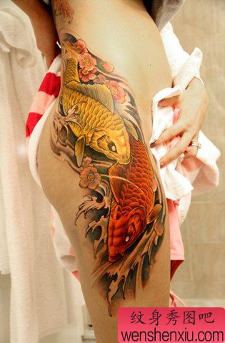 美女腰部到腿部漂亮的彩色鲤鱼纹身图案