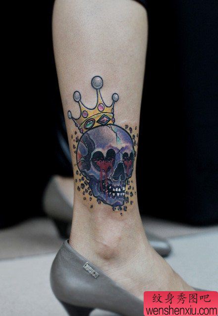 腿部好看的戴皇冠的骷髅纹身图案