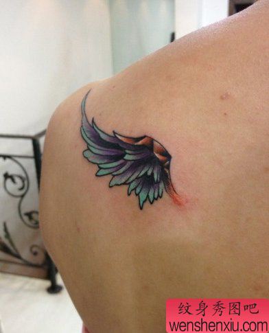 肩背小巧的彩色翅膀纹身图案