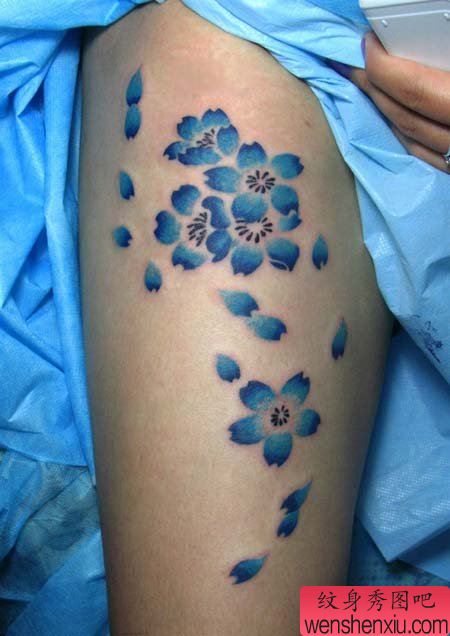 女生腿部好看的樱花纹身图案