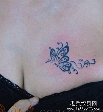 美女胸部漂亮的图腾蝴蝶纹身图案