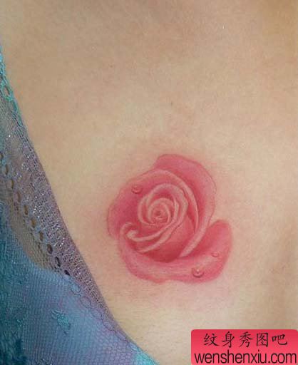 美女胸部漂亮的粉色玫瑰花纹身图案