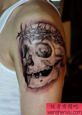 手臂写实的骷髅纹身图案