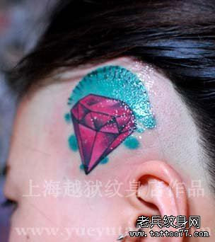 头部一幅彩色钻石纹身图案