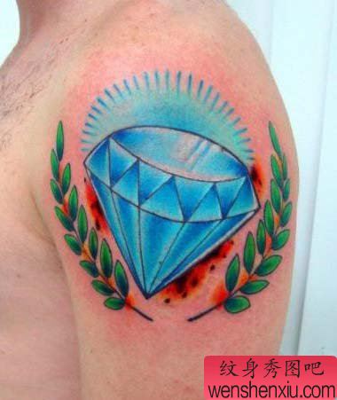 男生手臂漂亮的彩色钻石纹身图案