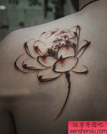 肩背唯美好看的水墨风格莲花纹身图案