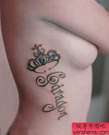 美女侧胸皇冠与字母纹身图案