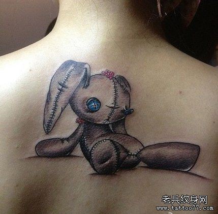 美女背部卡通布偶兔子纹身图案