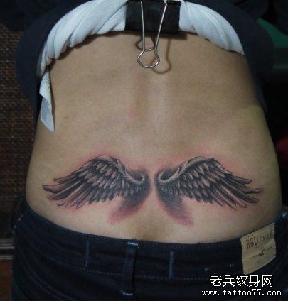 女孩子腰部好看的黑灰翅膀纹身图案