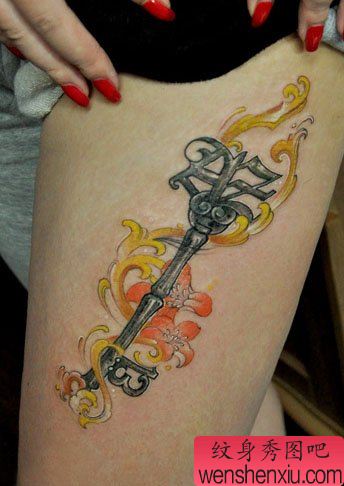 美女腿部漂亮的钥匙纹身图案