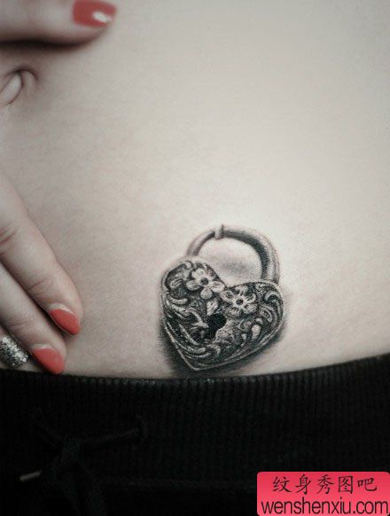 美女腹部漂亮的爱心锁纹身图案