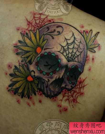 背部漂亮的彩色骷髅纹身图案