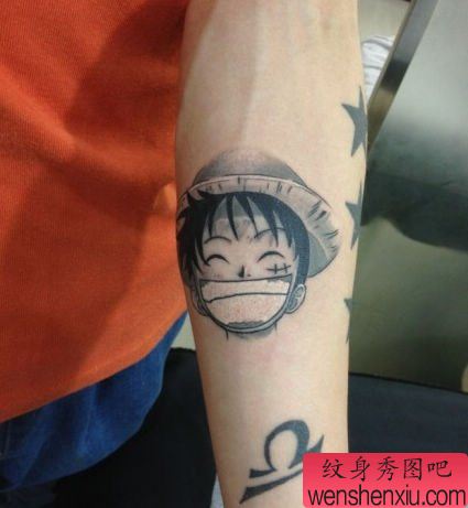 手臂卡通海贼王路飞头像纹身图案