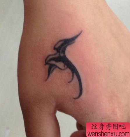 手部简单好看的小燕子纹身图案