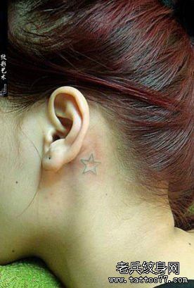 男生耳部好看简单的五角星纹身图案
