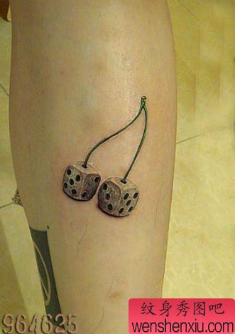 腿部一幅另类的色子纹身图案