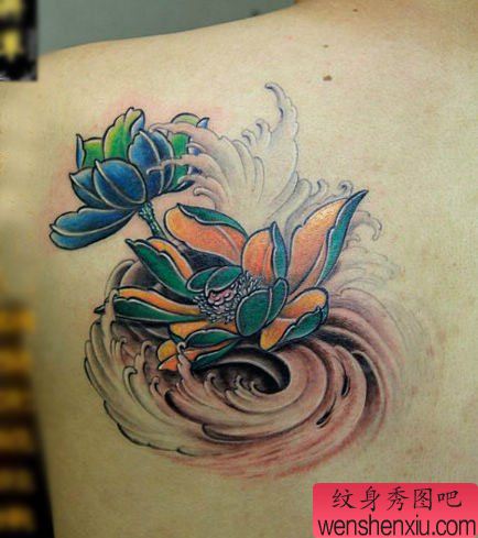 男生肩背漂亮的彩色莲花纹身图案