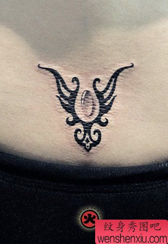 美女腰部漂亮的图腾腰花纹身图案
