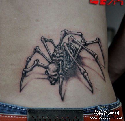 腰部一幅骷髅蜘蛛纹身图案