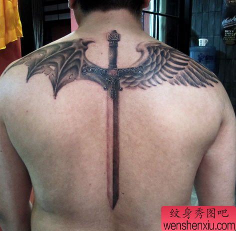 背部一幅翅膀与宝剑纹身图案
