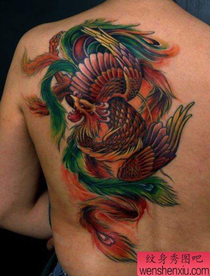 背部漂亮的传统凤凰纹身图案