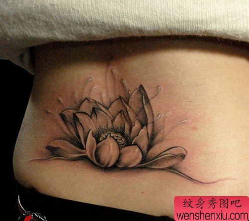 女生腰部唯美好看的莲花纹身图案