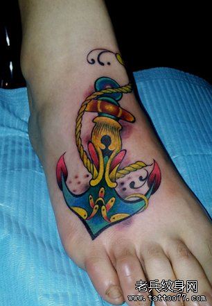 美女脚背漂亮的彩色船锚纹身图案