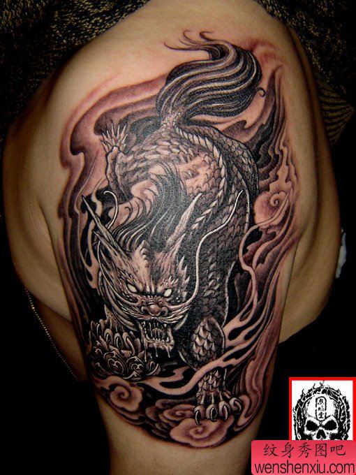 男性手臂经典的彩色麒麟纹身图案