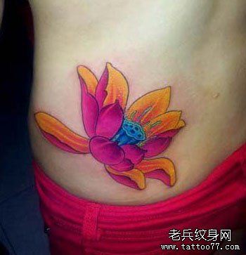 美女腰部艳丽的彩色莲花纹身图案
